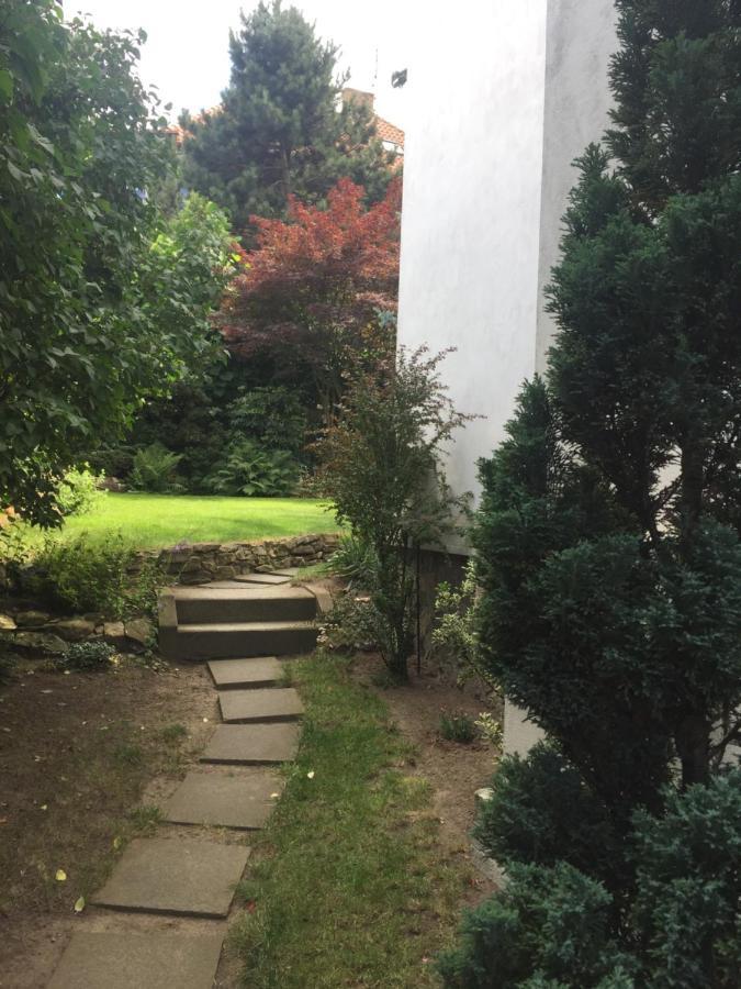 Blue Apartment In Beautiful English Style Garden With Atmosphere Prag Exterior foto